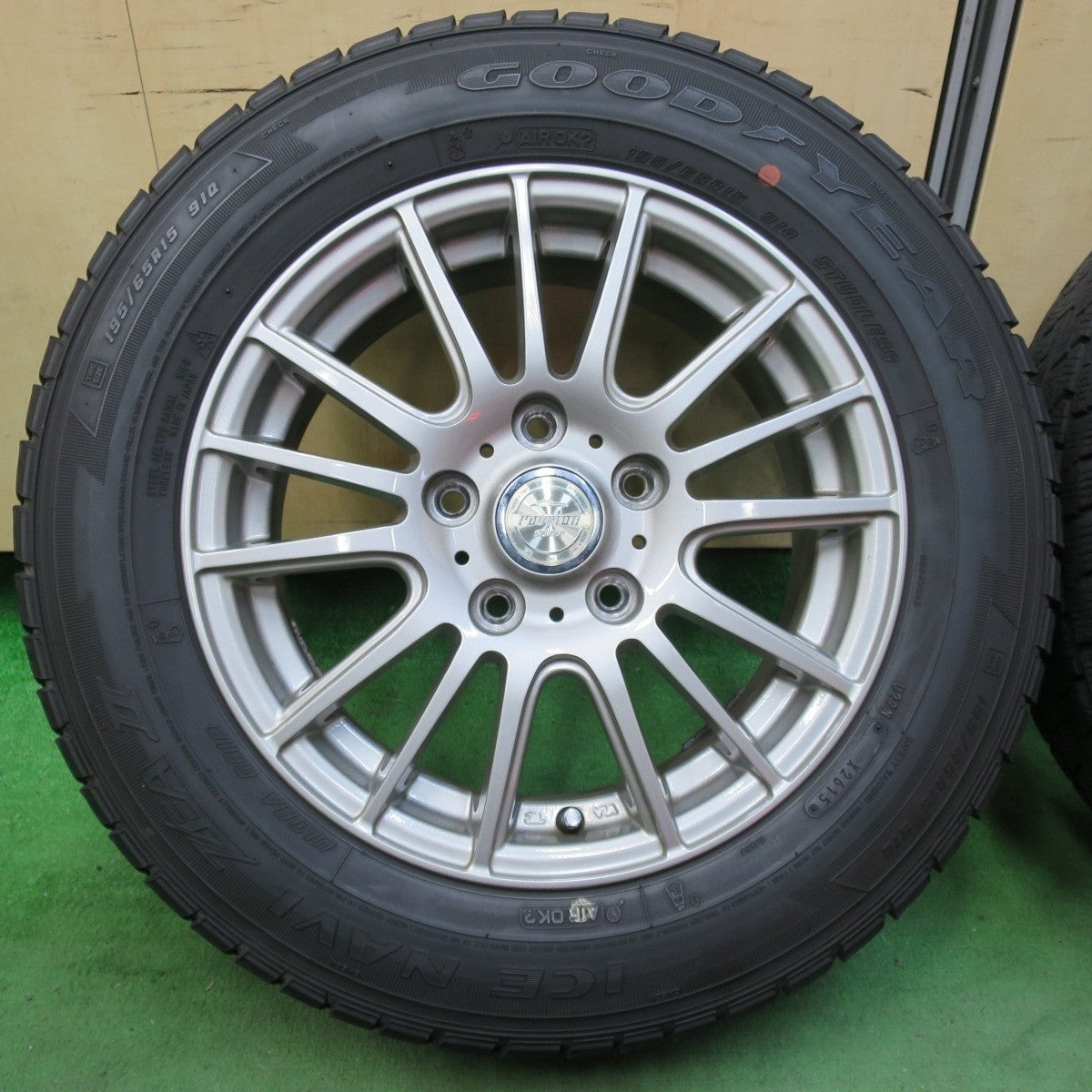 バリ溝!8.5分★スタッドレス 195/65R15 グッドイヤー アイスナビ ZEA2 ravrion selzer ラブリオン 15インチ PCD114.3/5H★5021117イス