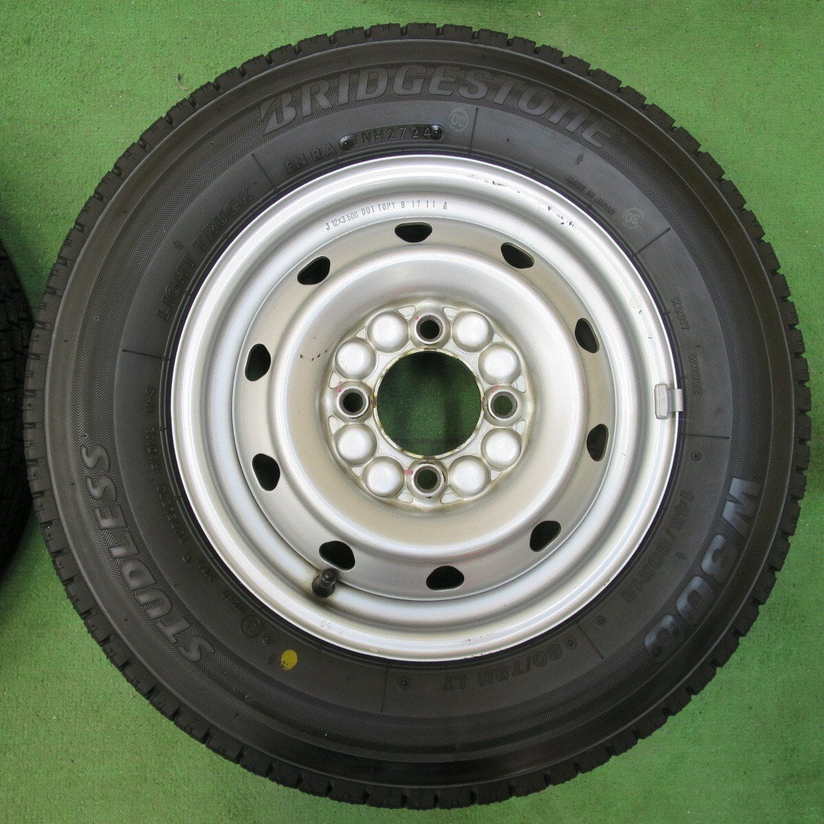 バリ溝!24年!9.5分以上★スタッドレス 145/80R12 80/78N ブリヂストン W300 TOPY スチール 12インチ PCD100/4H★5011304イス