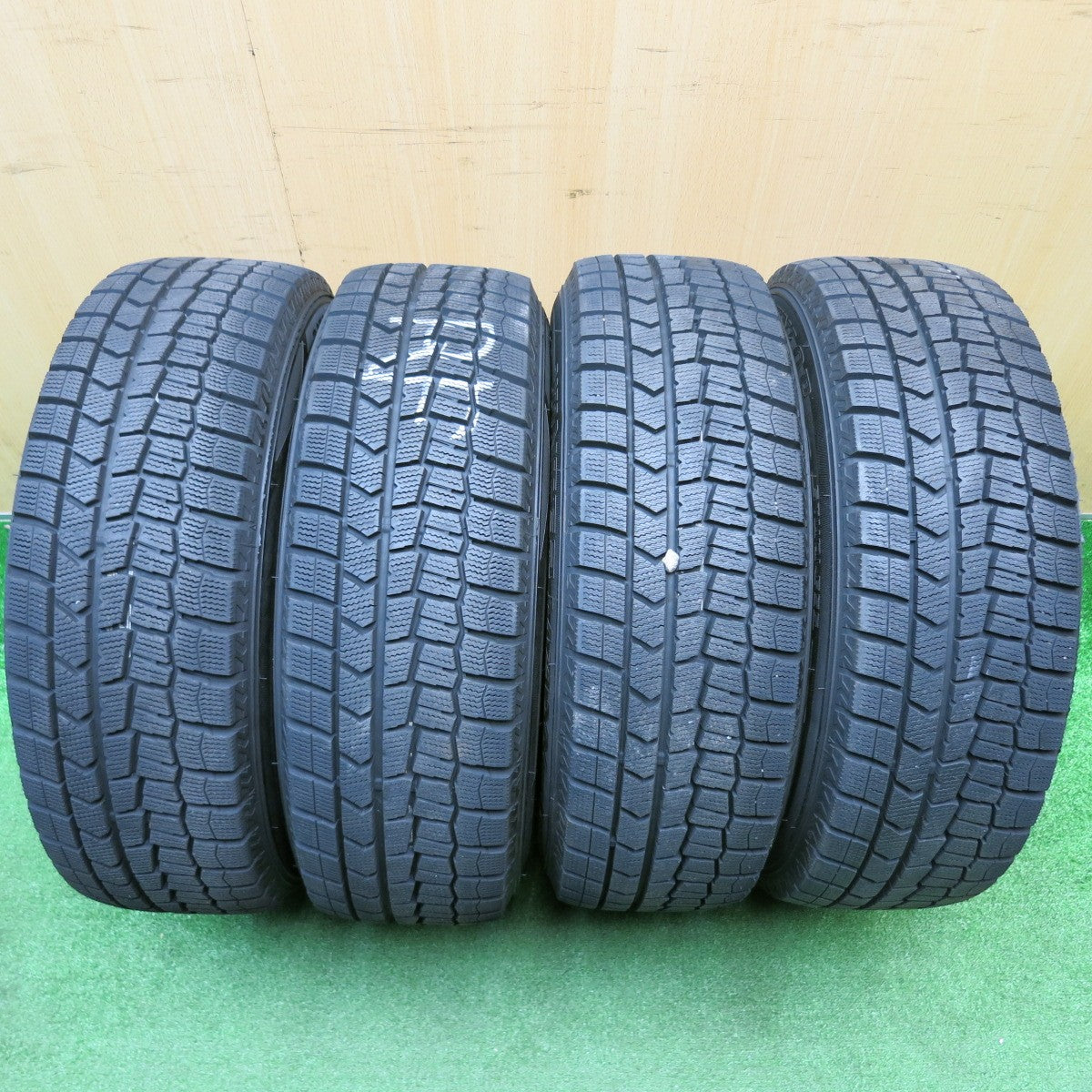 バリ溝!24年!キレイ!9.5分以上★シエンタ 等 185/65R15 スタッドレス ダンロップ ウインターマックス WM02 VEMOTION Vエモーション 15インチ PCD100/5H★5112010HAス