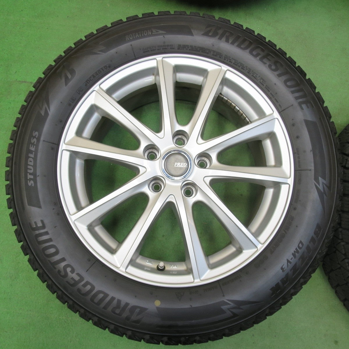 バリ溝!キレイ!9.5分★スタッドレス 225/60R17 ブリヂストン ブリザック DM-V3 PREO プレオ 17インチ PCD114.3/5H★5022713イス