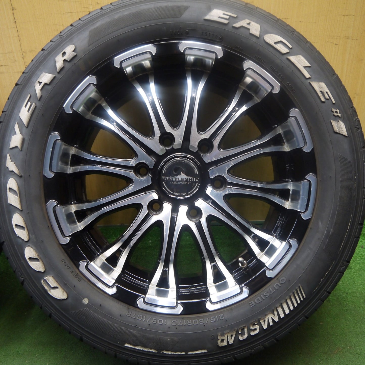 バリ溝!9分★BATTLESHIP 632 LOXARNY 215/60R17 109/107R グッドイヤー EAGLE #1 ホワイトレター ロクサーニ バトルシップ PCD139.7/6H★5092406Hノ