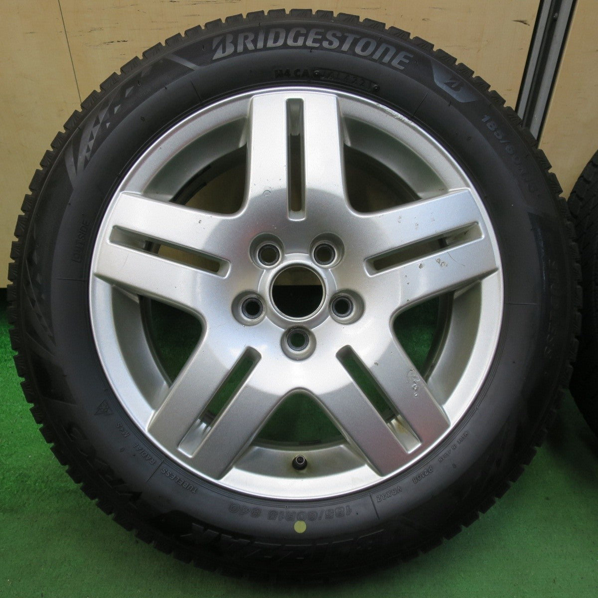 バリ溝!21年!9分★VW ワーゲン ゴルフ 4 純正 185/60R15 スタッドレス ブリヂストン ブリザック VRX3 15インチ PCD100/5H★5020312イス