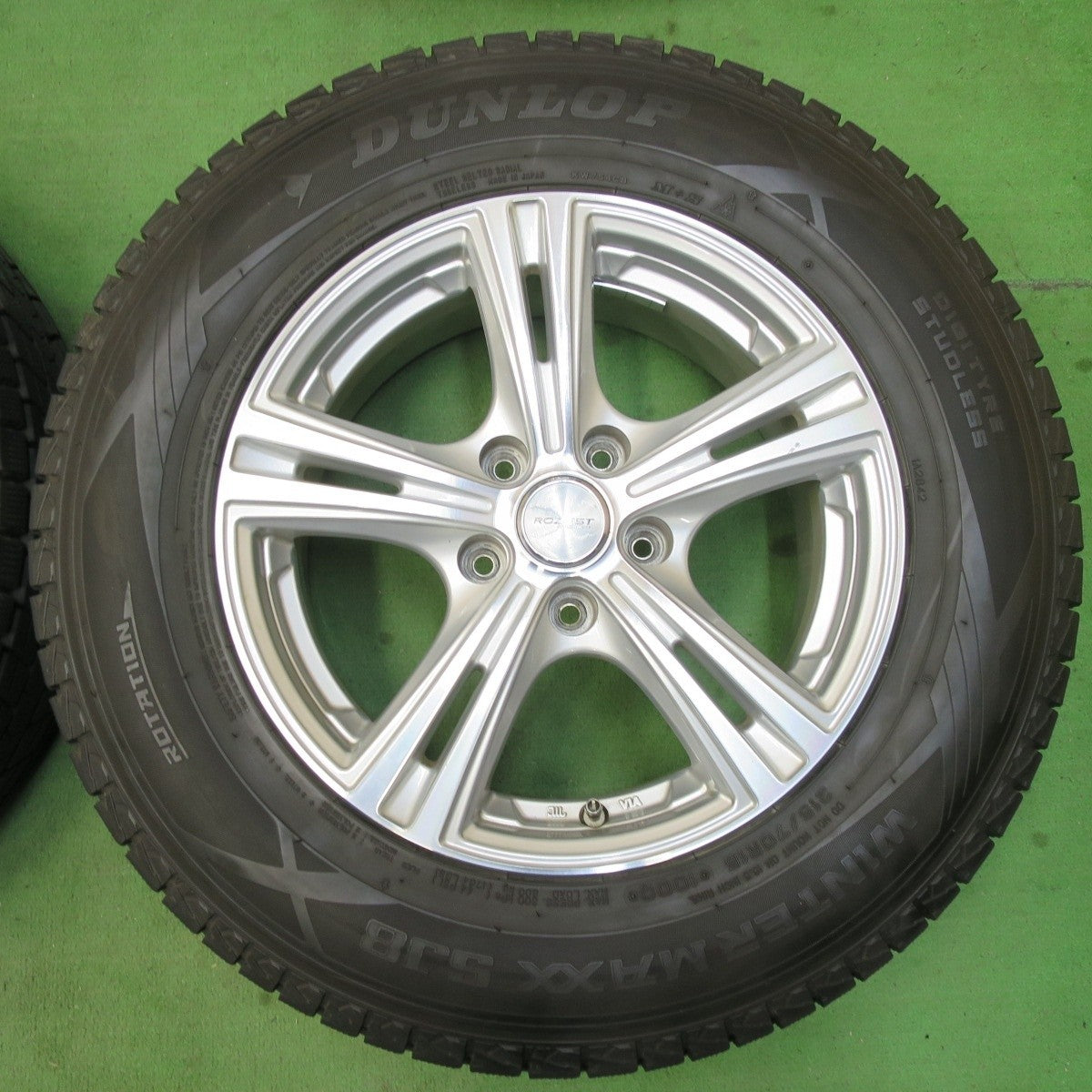 バリ溝!9.5分★スタッドレス 215/70R16 ダンロップ ウインターマックス SJ8 ROZEST ローゼスト 16インチ PCD114.3/5H★5030603イス