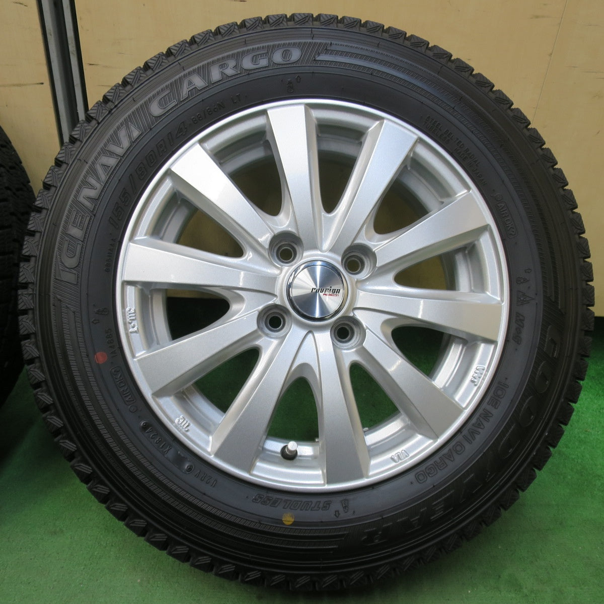 超バリ溝!24年!キレイ!9.5分以上★スタッドレス 155/80R14 88/86N グッドイヤー アイスナビ CARGO ravrion RS01 ラブリオン 14インチ PCD100/4H★5102802イス
