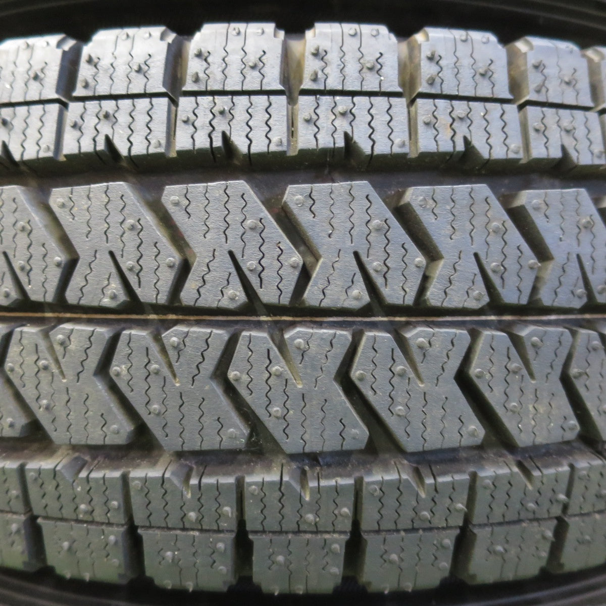タイヤほぼ未使用!24年★スタッドレス 165/80R13 90/88N ブリヂストン ブリザック VL10A スチール ホイール 13インチ PCD100 114.3/4H マルチ★5051309イス