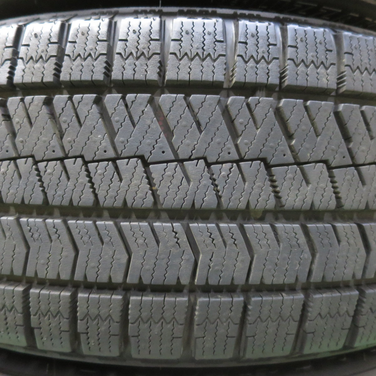 バリ溝!24年!キレイ!ほぼ10分★スタッドレス 225/60R17 ブリヂストン ブリザック VRX2 ECO FORME エコフォルム 17インチ PCD114.3/5H★5090902イス