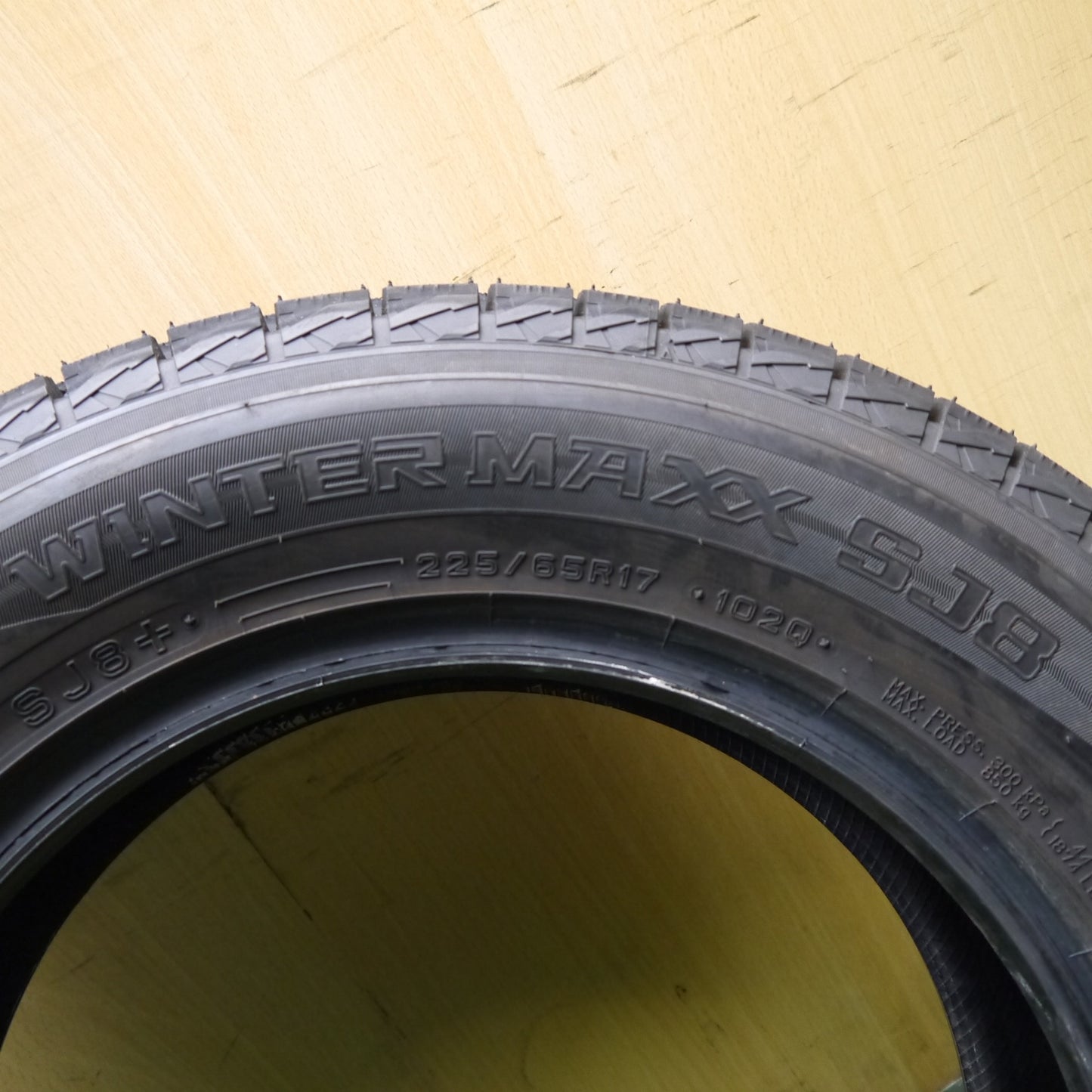 ほぼ未使用!24年!1本★スタッドレス 225/65R17 ダンロップ ウインターマックス SJ8+ 17インチ RAV4 ヴァンガード エクストレイル CX-5 CX-8 等★5042809Hスタ