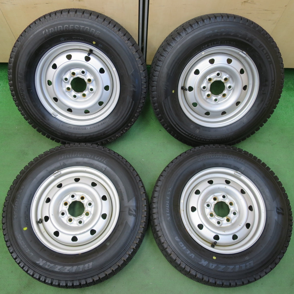 タイヤほぼ未使用!24年★スタッドレス 165/80R13 90/88N ブリヂストン ブリザック VL10A スチール ホイール 13インチ PCD100 114.3/4H マルチ★5051309イス