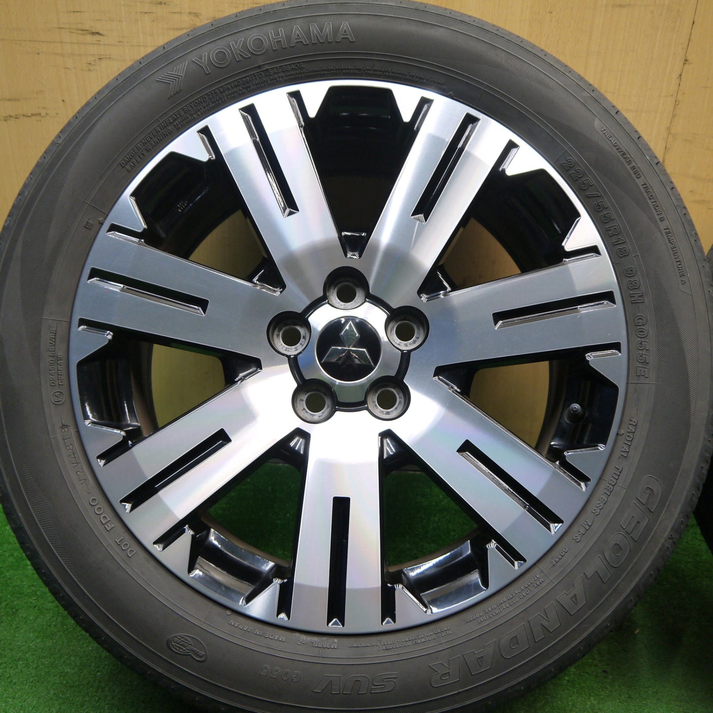 キレイ★三菱 デリカ D:5 純正 225/55R18 ヨコハマ ジオランダー SUV G055 G055E 18インチ D5 PCD114.3/5H★5042304Hノ