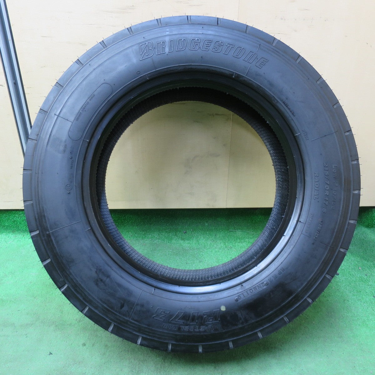 未使用!1本★トラック タイヤ 215/70R17.5 123/121J ブリヂストン R173 17.5インチ★5041809イノタ