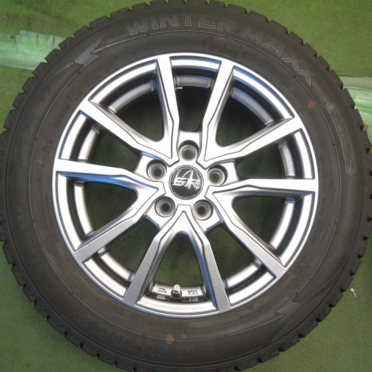 バリ溝!24年!キレイ!9.5分◎シエンタ 等 185/65R15 スタッドレス ダンロップ ウインターマックス WM02 STRANGER ストレンジャー 15インチ PCD100/5H◎6100901Hス