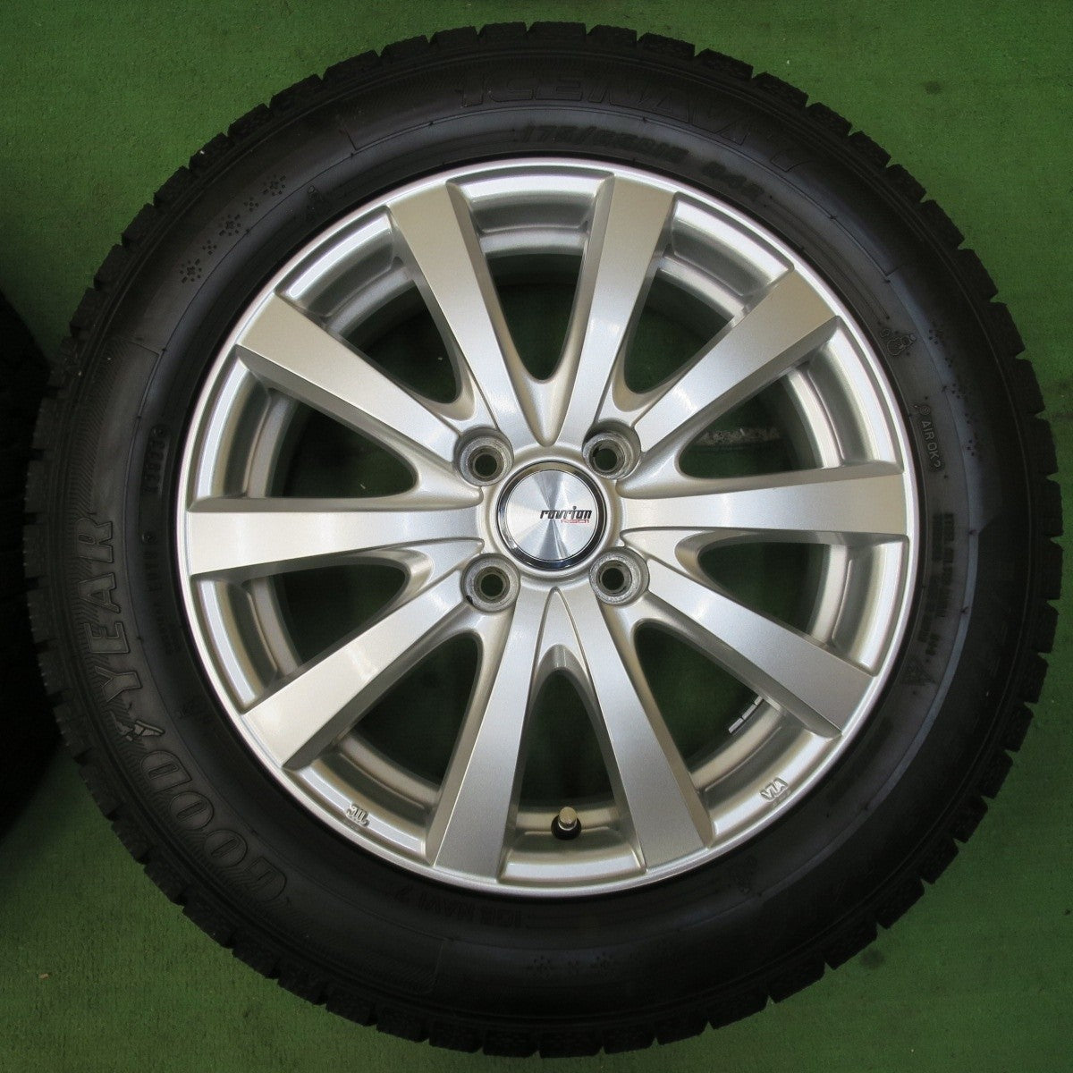 バリ溝!23年!キレイ!ほぼ10分★スタッドレス 175/65R15 グッドイヤー アイスナビ7 ravrion RS01 ラブリオン 15インチ PCD100/4H★5021709イス