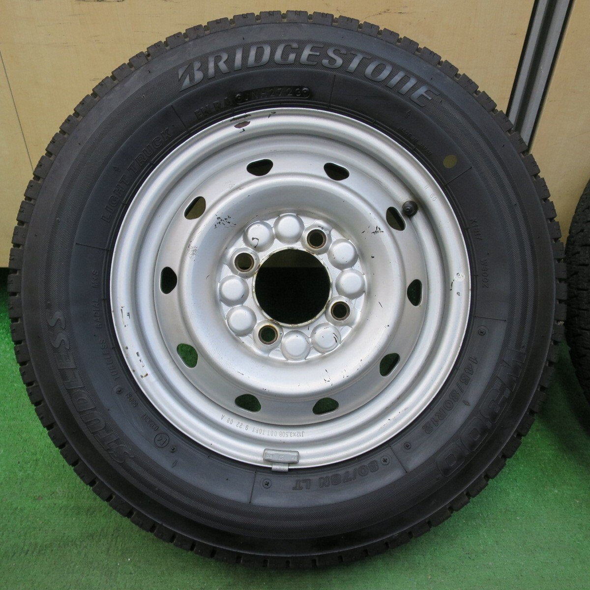バリ溝!23年!9.5分★スタッドレス 145/80R12 80/78N ブリヂストン W300 TOPY スチール 12インチ PCD100/4H★5011810イス