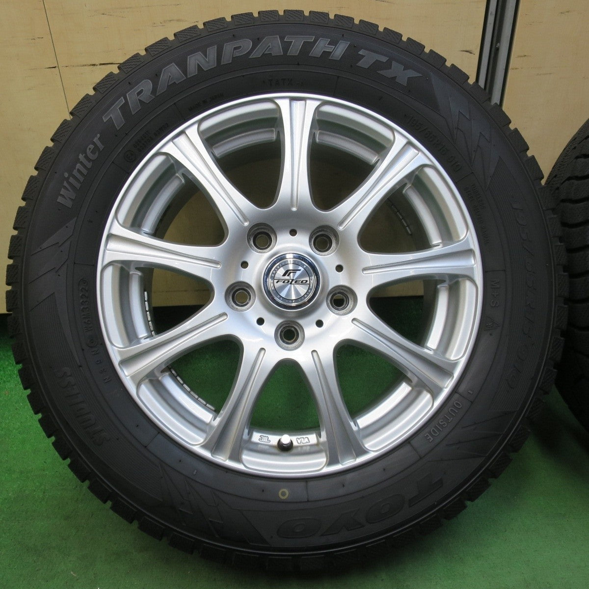 バリ溝!22年!キレイ!9.5分★スタッドレス 195/65R15 トーヨー ウインター トランパス TX FOLEO フォレオ 15インチ PCD114.3/5H★5032703イス