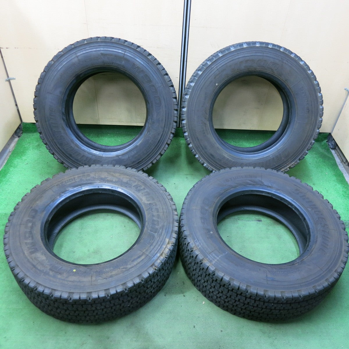 バリ溝!24年!9分★トラック タイヤ 265/70R19.5 140/138J スタッドレス ブリヂストン W900 19.5インチ★5061902SYスタ