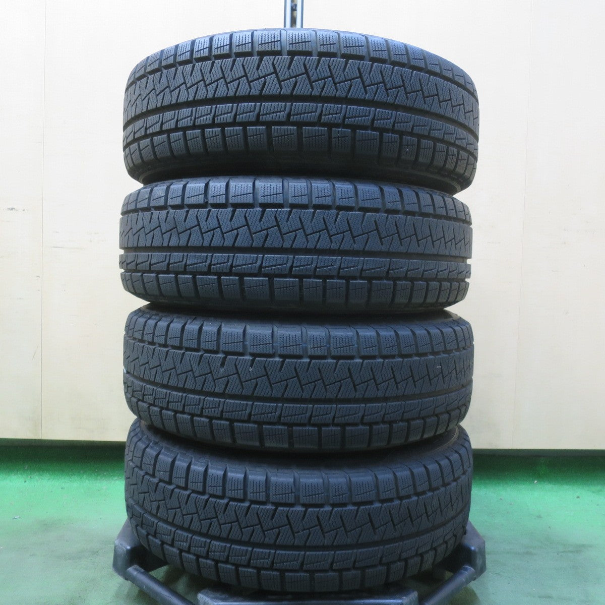 バリ溝!キレイ!9.5分以上◎シエンタ 等 185/60R15 スタッドレス ピレリ アイスアシンメトリコ Humanline MM-022 ヒューマンライン 15インチ PCD100/5H◎6082910イス