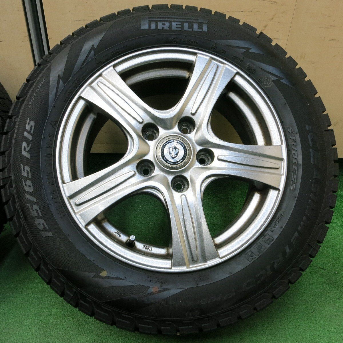 バリ溝!キレイ!9.5分以上★スタッドレス 195/65R15 ピレリ アイスアシンメトリコ プラス VELVA PCD114.3/5H★4051705イス