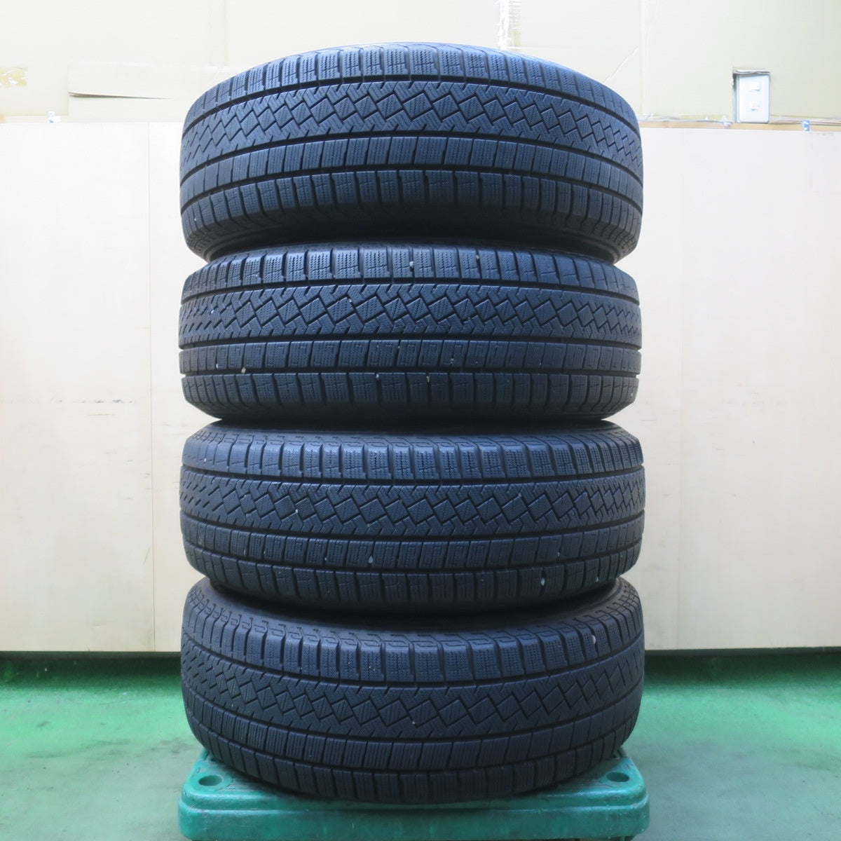 バリ溝!22年!キレイ!8.5分★スタッドレス 215/65R16 ピレリ アイスゼロ アシンメトリコ SPORT ABELIA スポルト アベリア 16インチ PCD114.3/5H★6032502イス