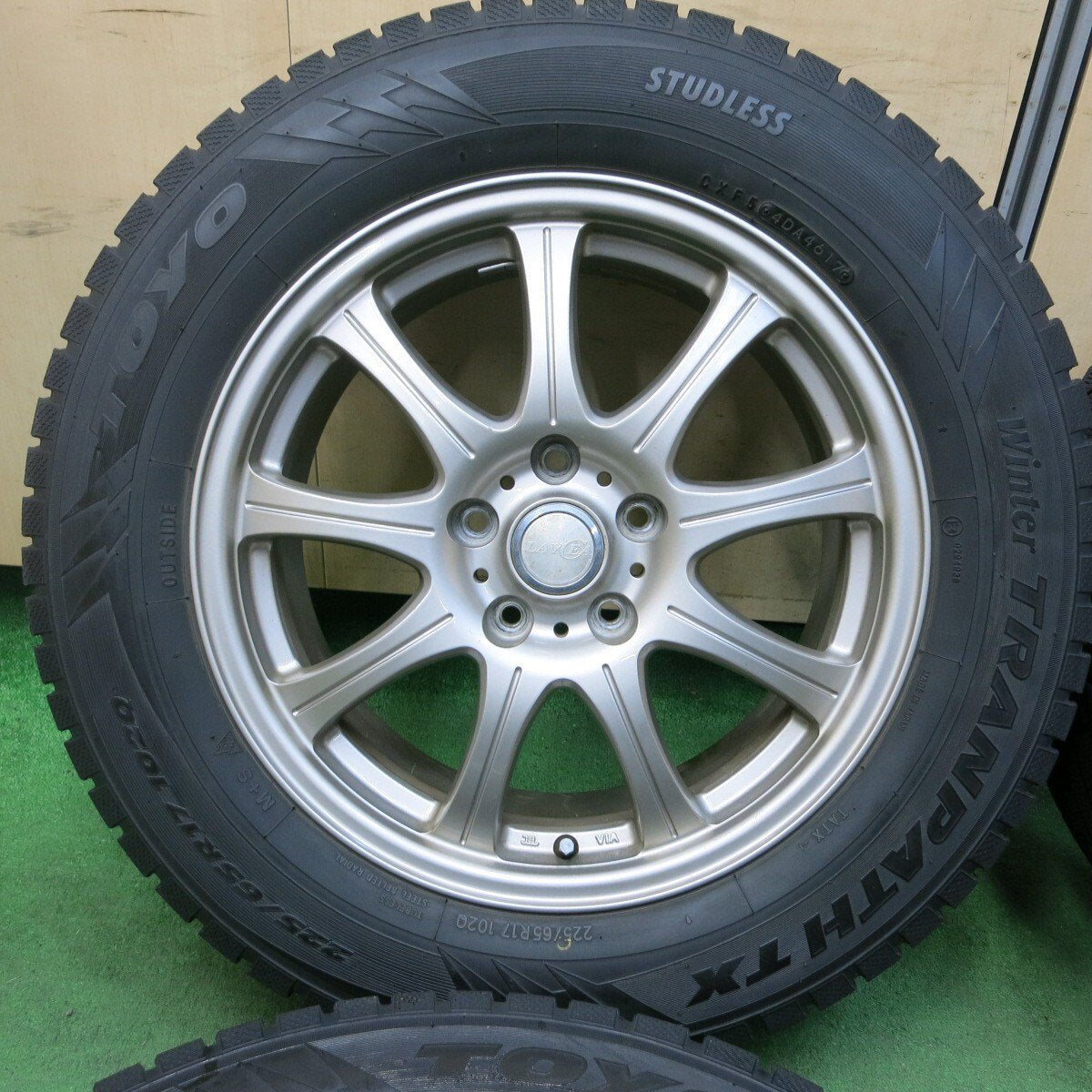 バリ溝!キレイ!9.5分★スタッドレス 225/65R17 トーヨー ウインター トランパス TX LAYCEA レイシア 17インチ PCD114.3/5H★4111904SYス