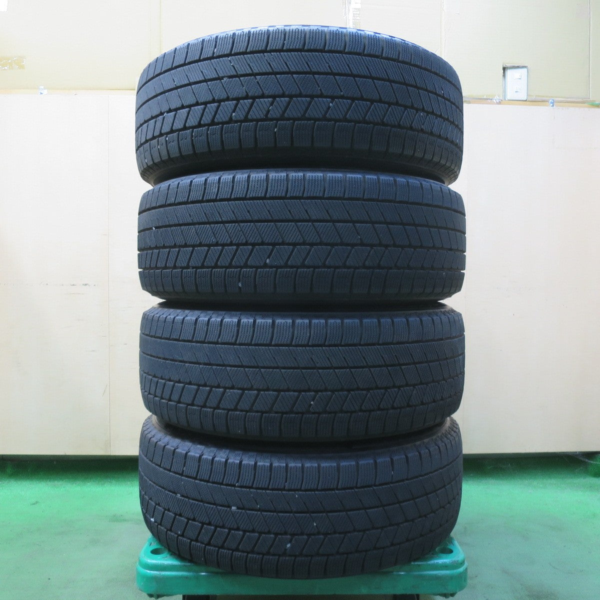 バリ溝!23年!キレイ!9.5分★アウディ A3 VW パサート 等 AFT ZINC 215/60R16 スタッドレス ブリヂストン ブリザック VRX3 16インチ PCD112/5H★5092010イス