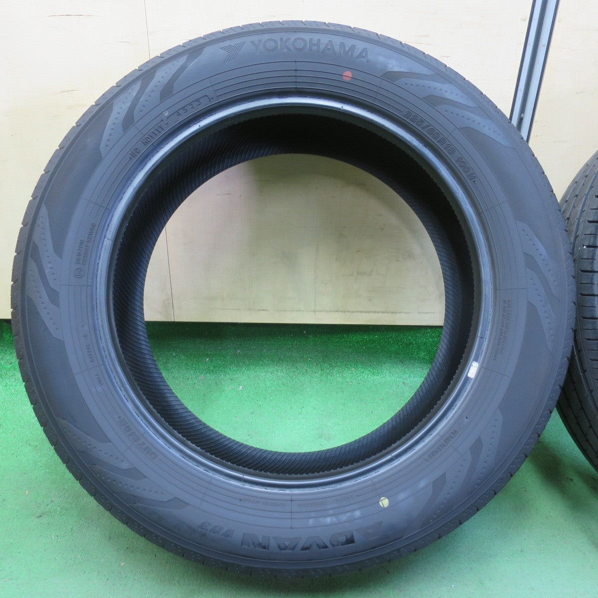 バリ溝!23年!9.5分★225/60R18 ヨコハマ アドバン V03 タイヤ 18インチ レクサス NX ハリアー RAV4 40系 アルファード 等★5052904イノタ