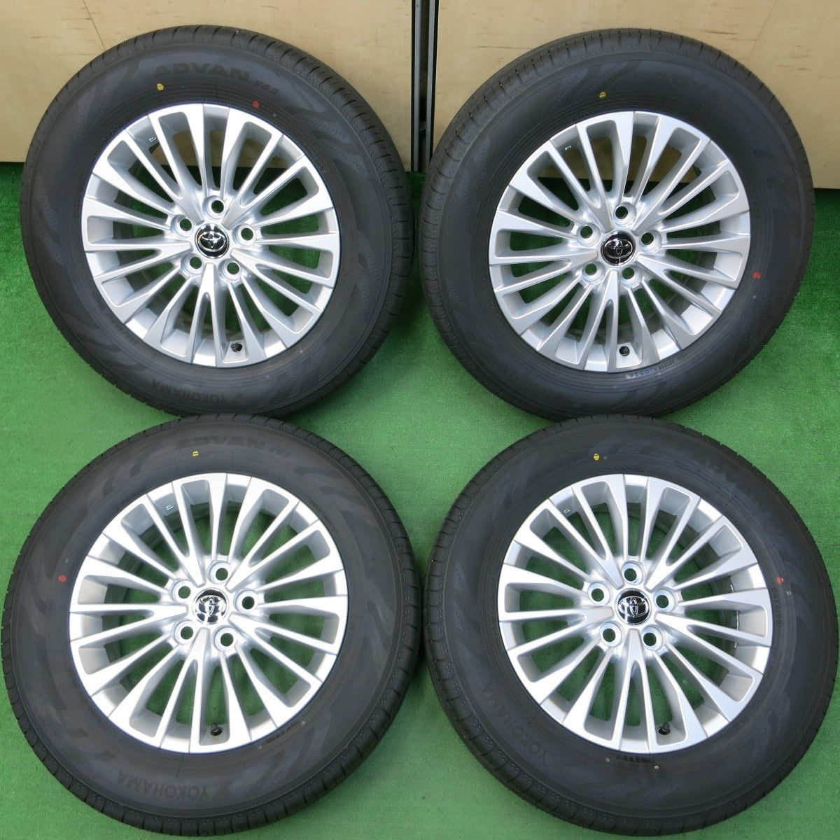 新車外し!24年★トヨタ 40系 ヴェルファイア アルファード 純正 225/65R17 ヨコハマ アドバン V03 PCD120/5H★4041806イノ