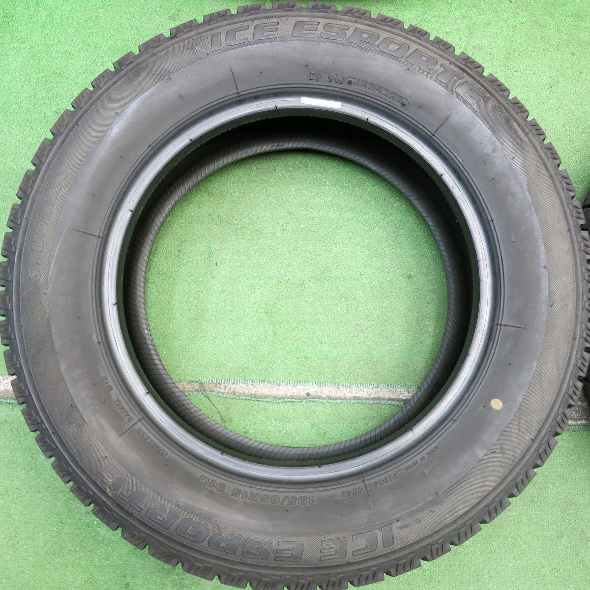 バリ溝!22年!9.5分以上★スタッドレス 195/65R15 アイスエスポルテ タイヤ 15インチ プリウス ノア ヴォクシー ステップワゴン 等★5071710HAスタ