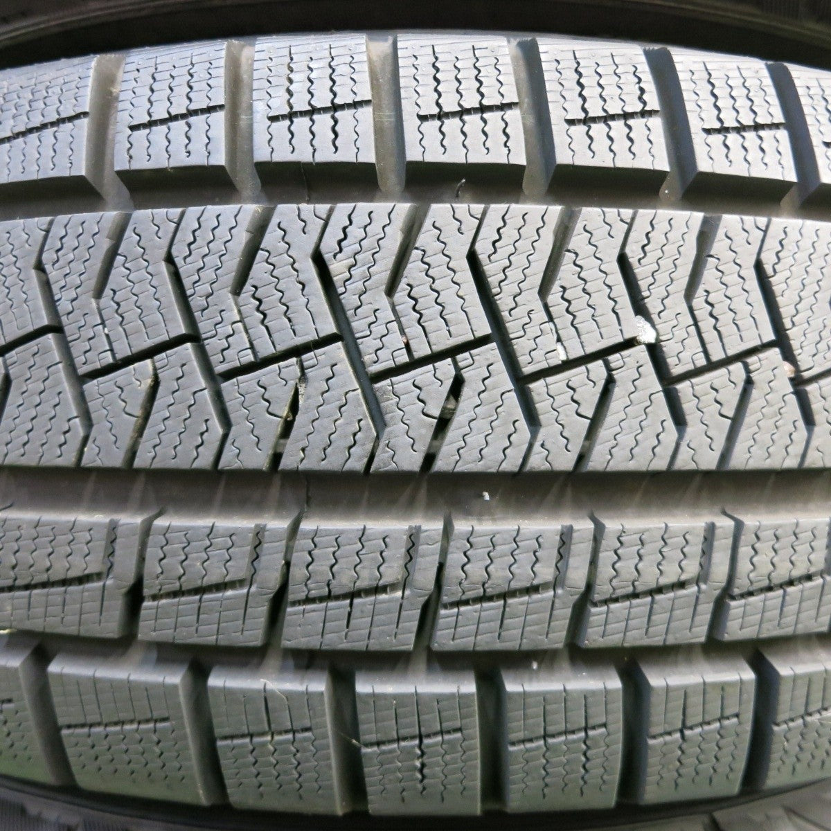 バリ溝!キレイ!9.5分以上★スタッドレス 195/65R15 ピレリ アイスアシンメトリコ プラス VELVA PCD114.3/5H★4051705イス