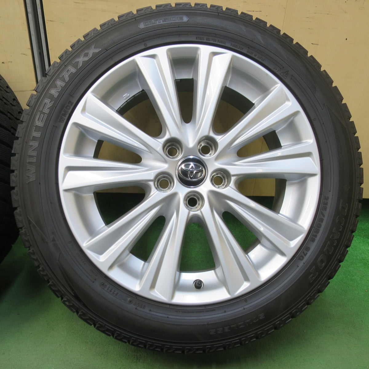 バリ溝!キレイ!9分★トヨタ 30系 アルファード ヴェルファイア 純正 235/50R18 スタッドレス ダンロップ ウインターマックス WM02 18インチ PCD114.3/5H★5111201イス