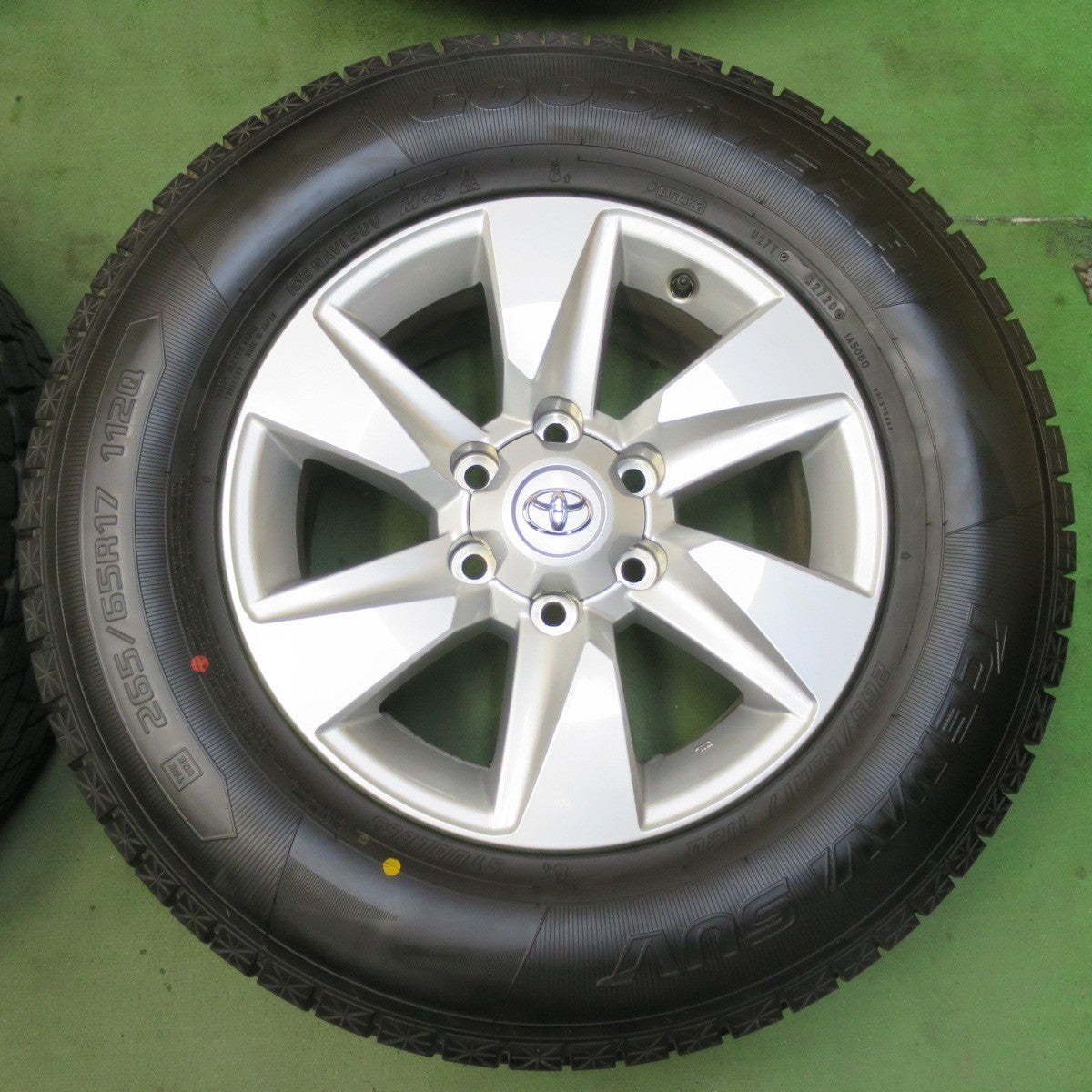 超バリ溝!キレイ!9.5分以上★トヨタ 150系 ランクル プラド 純正 265/65R17 スタッドレス グッドイヤー アイスナビ SUV 17インチ PCD139.7/6H★5102501イス