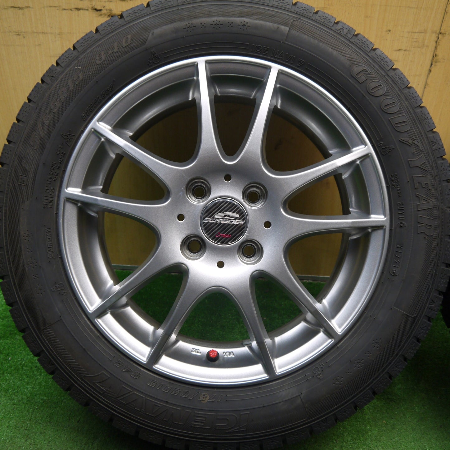 バリ溝!21年!キレイ!9.5分以上★スタッドレス 175/65R15 グッドイヤー アイスナビ7 SCHNEIDER ATECH シュナイダー 15インチ PCD100/4H★5061301Hス