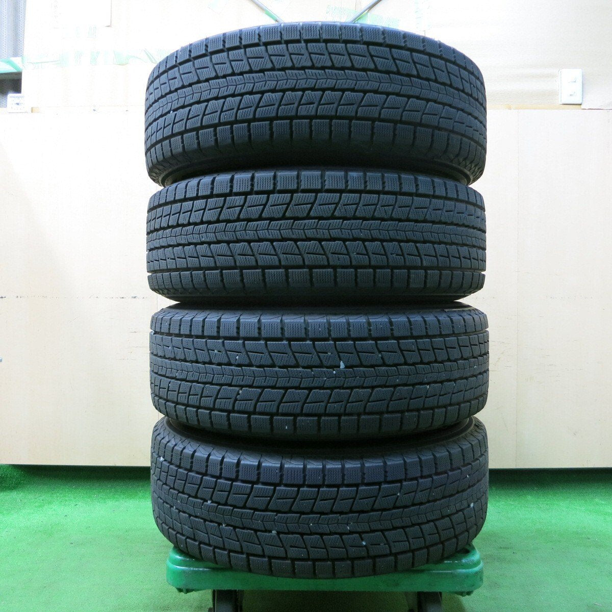 バリ溝!キレイ!9分★スタッドレス 225/65R17 ダンロップ ウインターマックス SJ8 Exceeder PCD114.3/5H★4052002イス