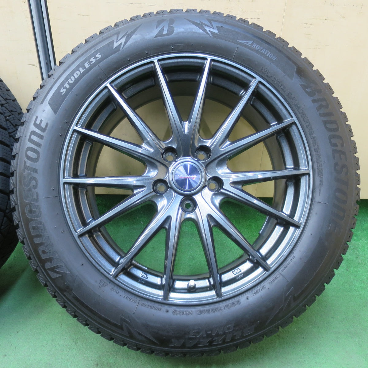 キレイ★スタッドレス 225/60R18 ブリヂストン ブリザック DM-V3 VELVA SPORTZ ヴェルヴァ 18インチ PCD114.3/5H★5050205イス