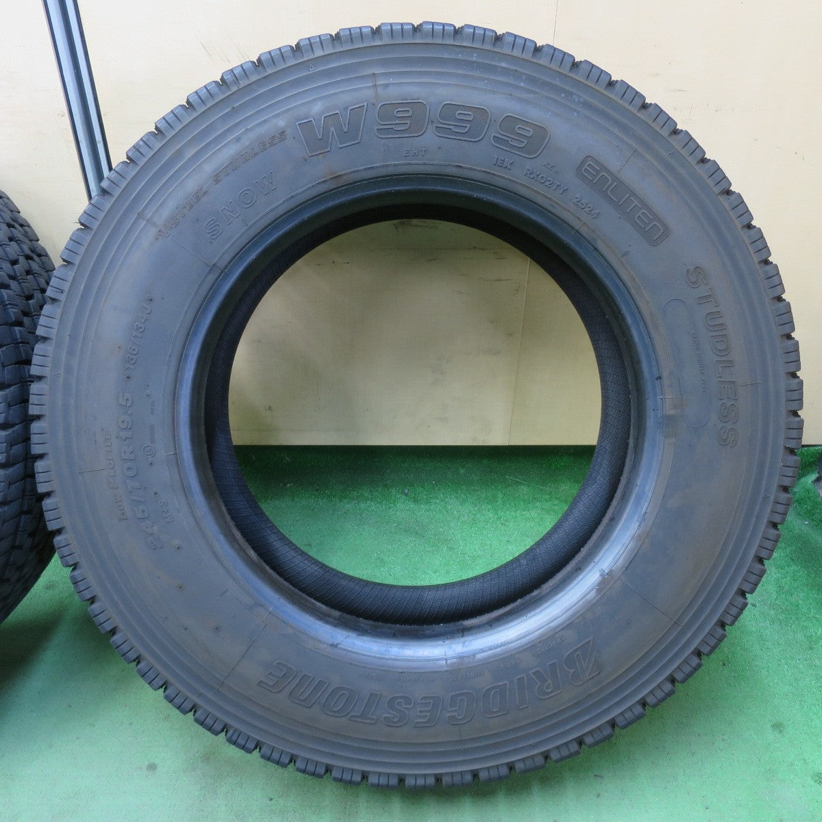 バリ溝!24年!9.5分!2本★トラック タイヤ 245/70R19.5 136/134J スタッドレス ブリヂストン W999 19.5インチ★5052607イスタ