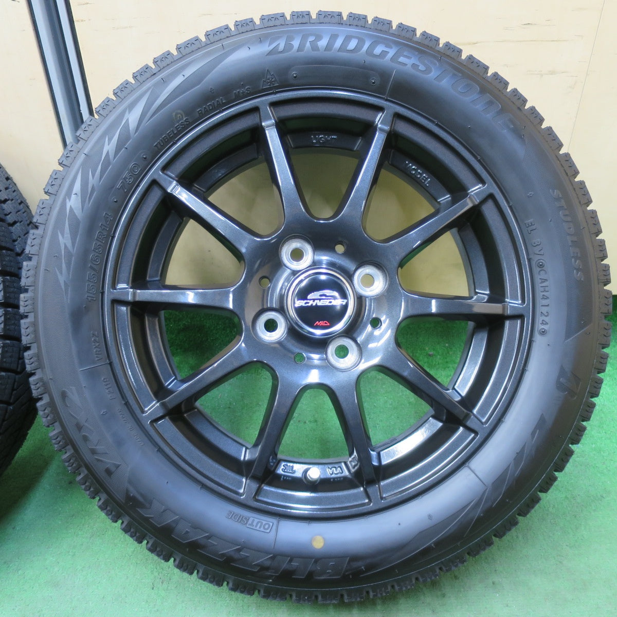 バリ溝!24年!キレイ!ほぼ10分★スタッドレス 155/65R14 ブリヂストン ブリザック VRX2 SCHNEIDER MiD シュナイダー 14インチ PCD100/4H★5043005イス
