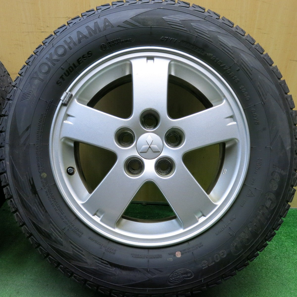 4本価格★三菱 デリカ D:5 純正 215/70R16 スタッドレス ヨコハマ アイスガード G075 D5 16インチ PCD114.3/5H★5061301HAス