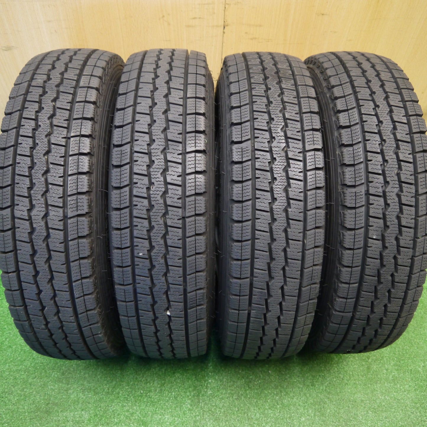 バリ溝!24年!キレイ!9.5分以上★スタッドレス 145R12 6PR ダンロップ ウインターマックス SV01 ravrion RS01 ラブリオン 12インチ PCD100/4H★5102909Hス