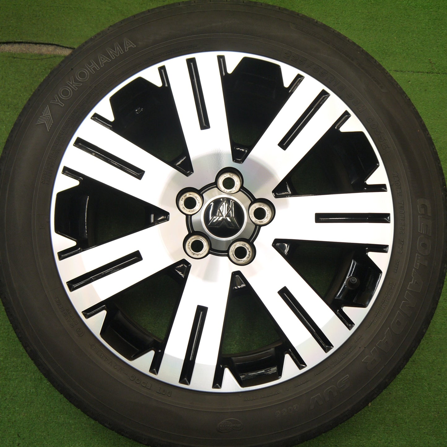 キレイ★三菱 デリカ D:5 純正 225/55R18 ヨコハマ ジオランダー SUV G055 G055E 18インチ D5 PCD114.3/5H★5042304Hノ
