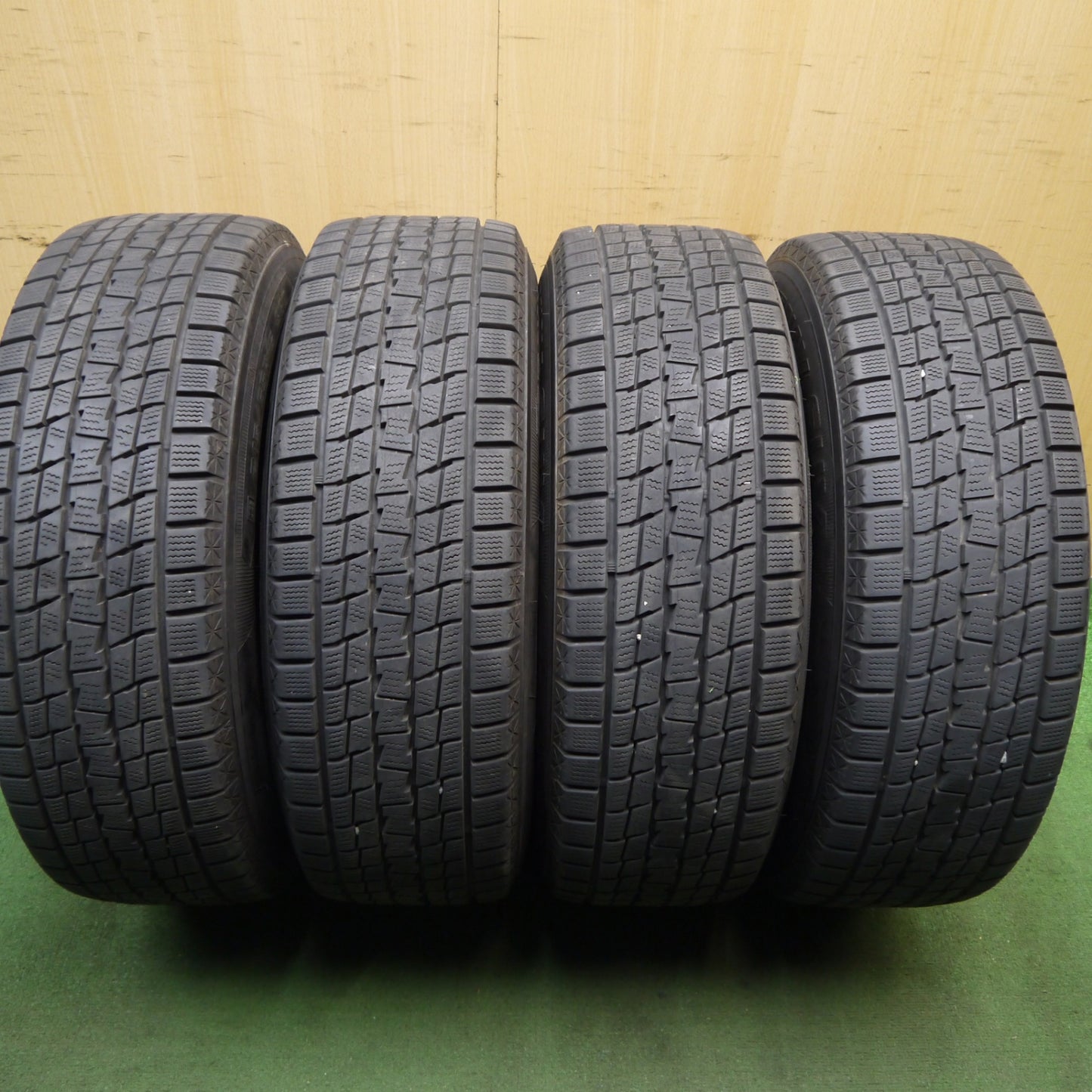 バリ溝!キレイ!8.5分★スタッドレス 215/65R16 グッドイヤー アイスナビ SUV BRUT BR-66 ブルート 16インチ PCD139.7/6H★5090902Hス