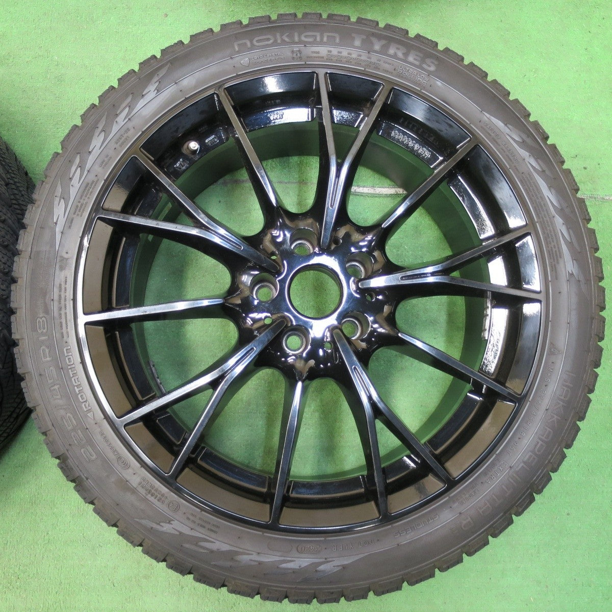 バリ溝!20年!9.5分★BMW 等 MAK FABRIK 225/45R18 スタッドレス ノキアンタイヤ ハッカペリッタ R3 ファブリック 18インチ PCD112/5H★4112914イス