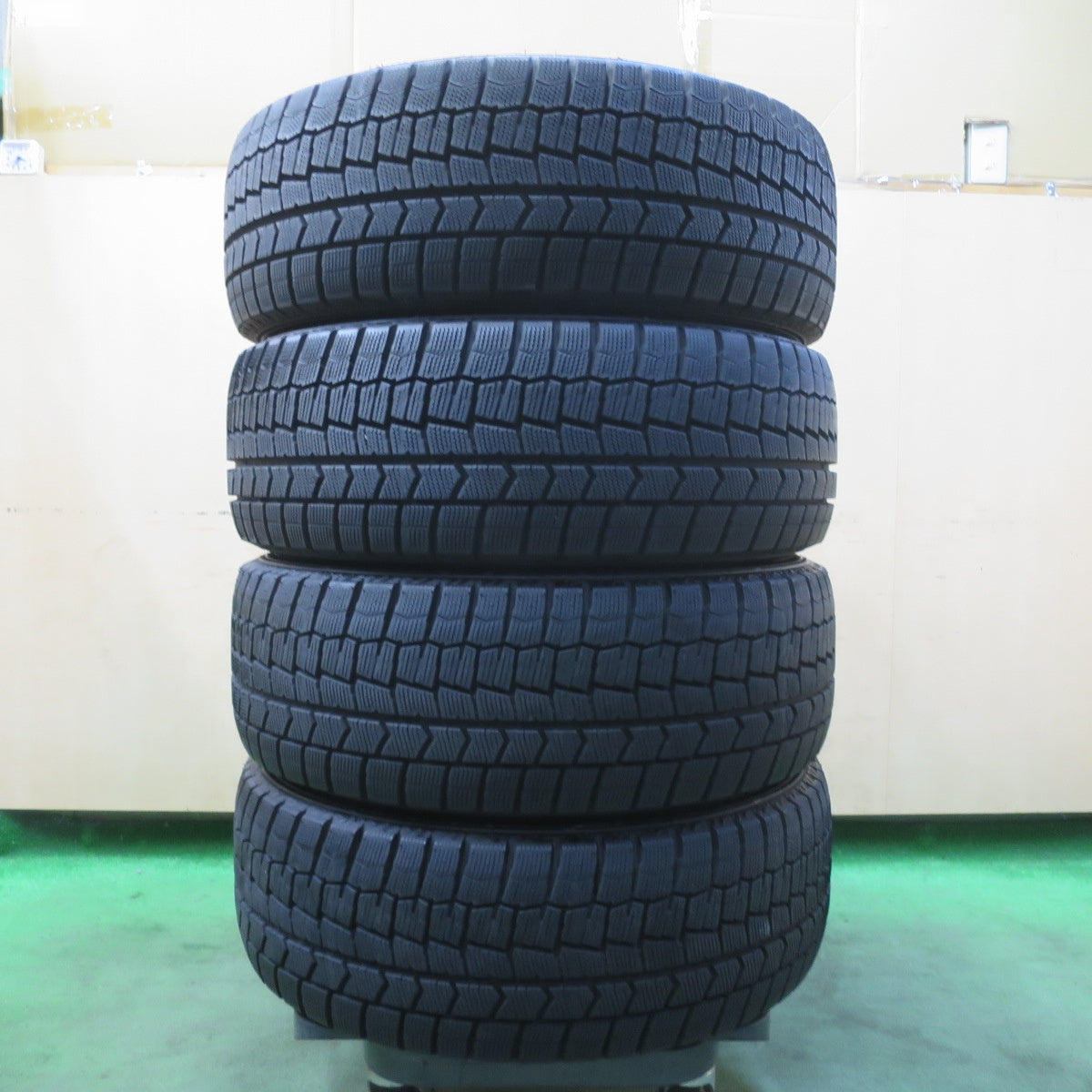 バリ溝!24年!キレイ!9.5分★スタッドレス 225/50R17 ダンロップ ウインターマックス WM02 AZ Sports AZスポーツ 17インチ PCD114.3/5H★5110712イス