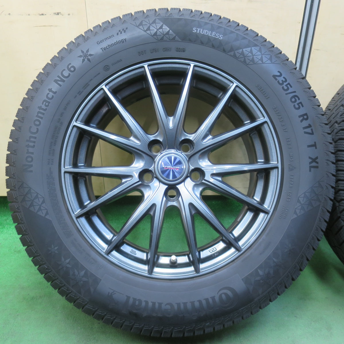 バリ溝!キレイ!8.5分★スタッドレス 235/65R17 コンチネンタル ノースコンタクト NC6 VELVA SPORTZ ヴェルヴァ 17インチ PCD114.3/5H★5122004イス
