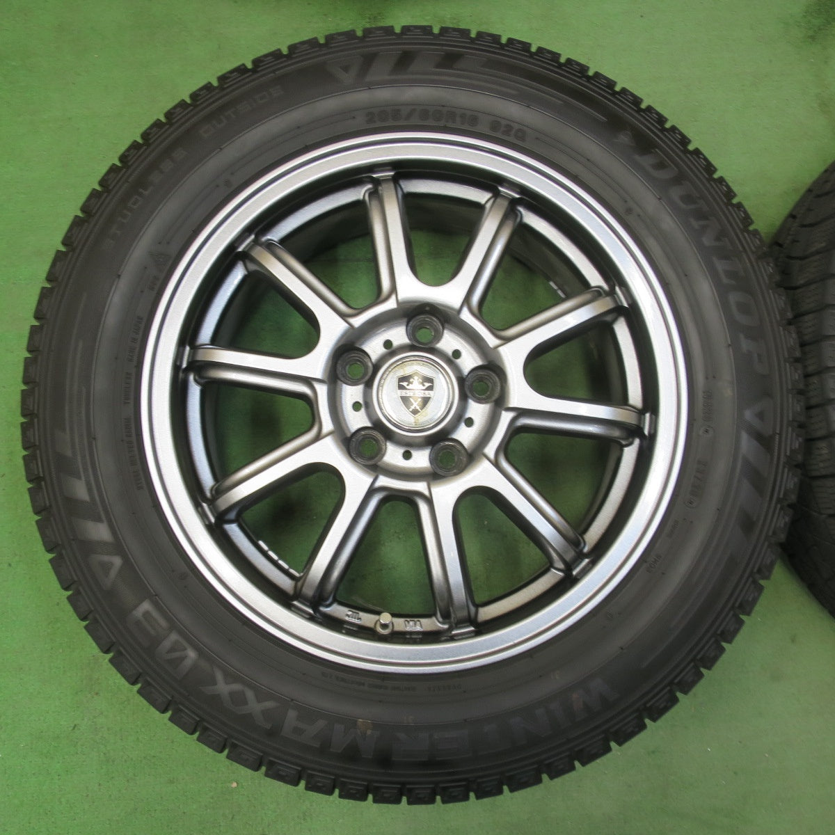 バリ溝!キレイ!9.5分★スタッドレス 205/60R16 ダンロップ ウインターマックス 03 ESTROSA エステローザ 16インチ PCD114.3/5H★5042801イス