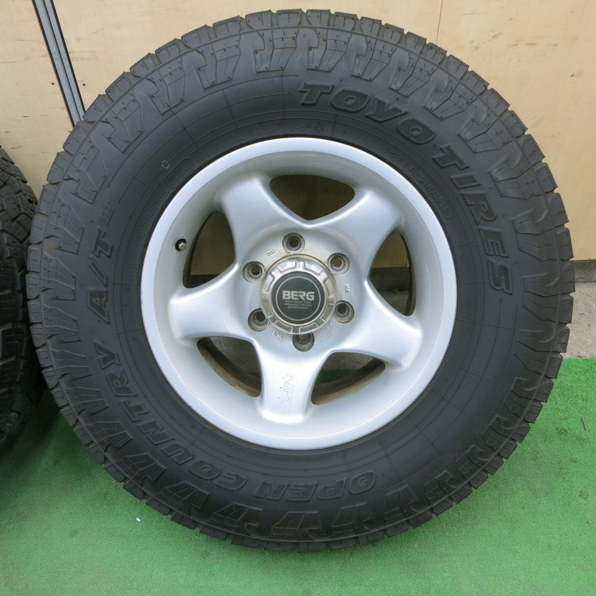 バリ溝!23年!9分★BERG NR595 265/70R15 トーヨー オープンカントリー A/T3 ベルグ 15インチ PCD139.7/6H★5042906ナノ