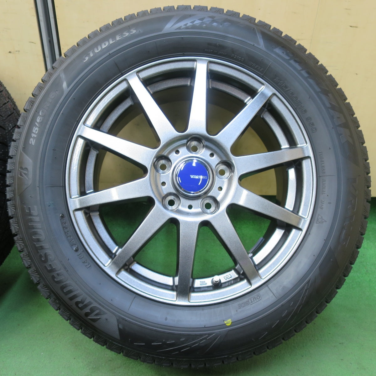 未使用!24年★スタッドレス 215/60R16 ブリヂストン ブリザック VRX3 WINNERS ウィナーズ 16インチ PCD114.3/5H★5092906イス