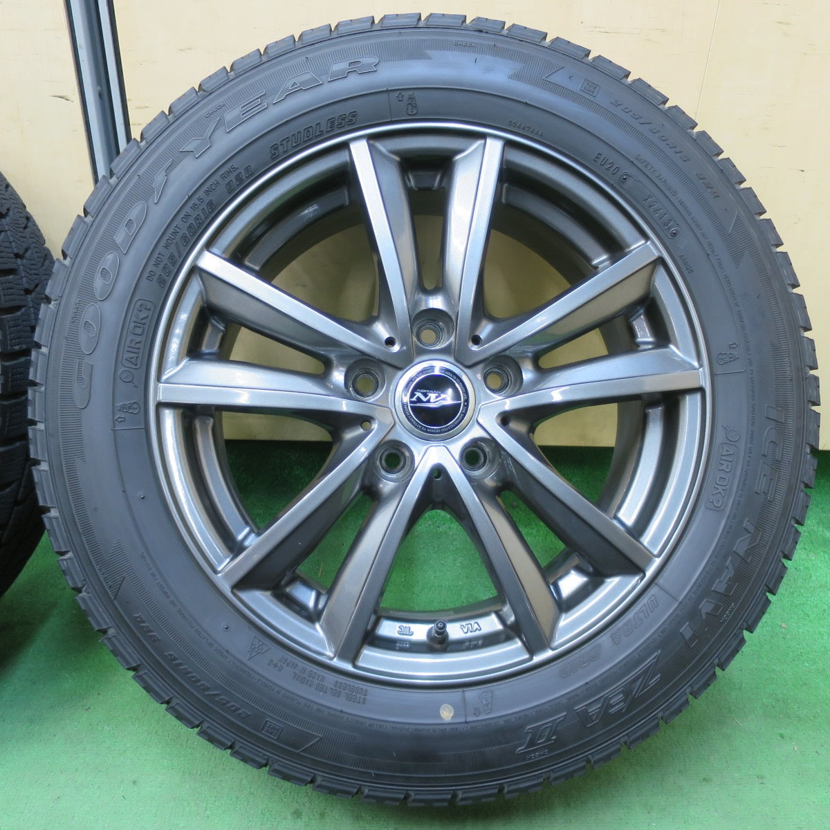 バリ溝!キレイ!9分★スタッドレス 205/60R16 グッドイヤー アイスナビ ZEA2 NIRVANA NV ニルバーナ ニルヴァーナ 16インチ PCD114.3/5H★5041203イス