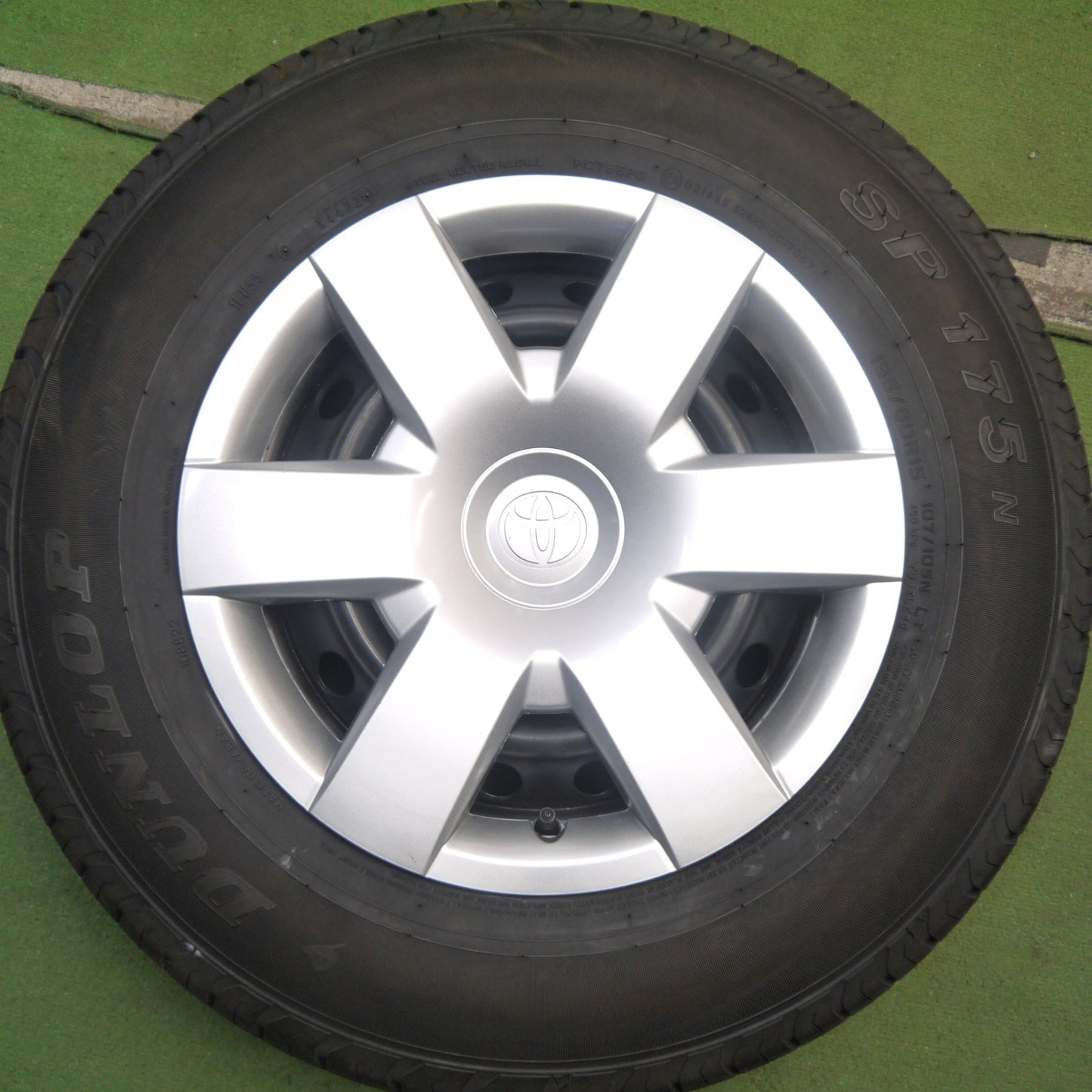 バリ溝!22年!キレイ!9.5分★トヨタ 200系 ハイエース 純正 スチール 195/80R15 107/105N ダンロップ SP175N 15インチ PCD139.7/6H★5073002Hノ