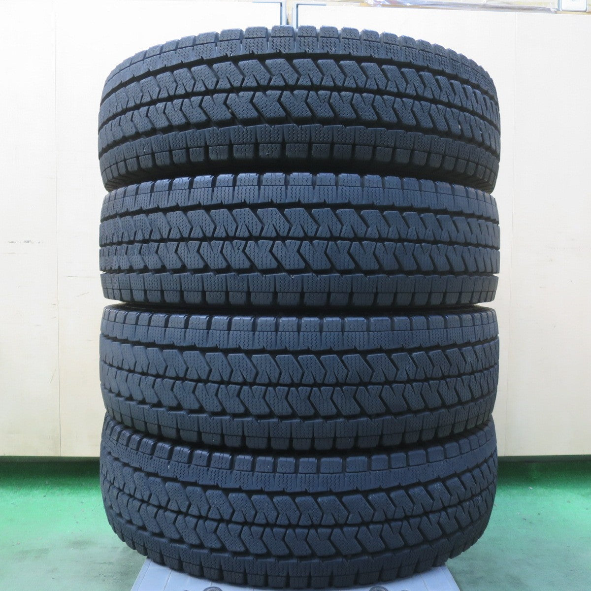 バリ溝!23年!9.5分◎スタッドレス 195/80R15 107/105N ブリヂストン ブリザック VL10 タイヤ 15インチ ハイエース キャラバン 等◎6101302イスタ