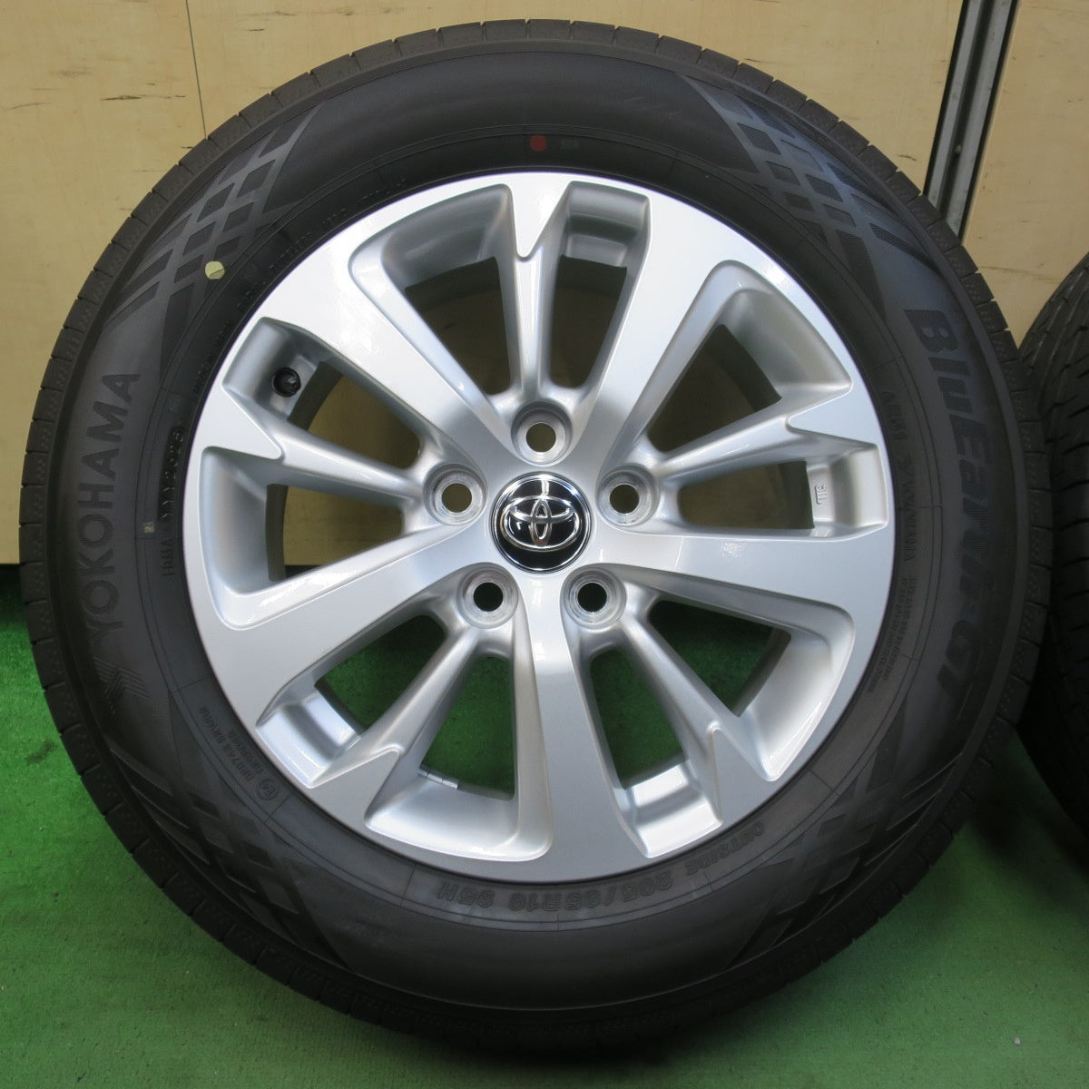 新車外し!25年★トヨタ ヤリス クロス 純正 205/65R16 ヨコハマ BluEarth-GT AE51 ブルーアース 16インチ PCD114.3/5H★5100607イノ