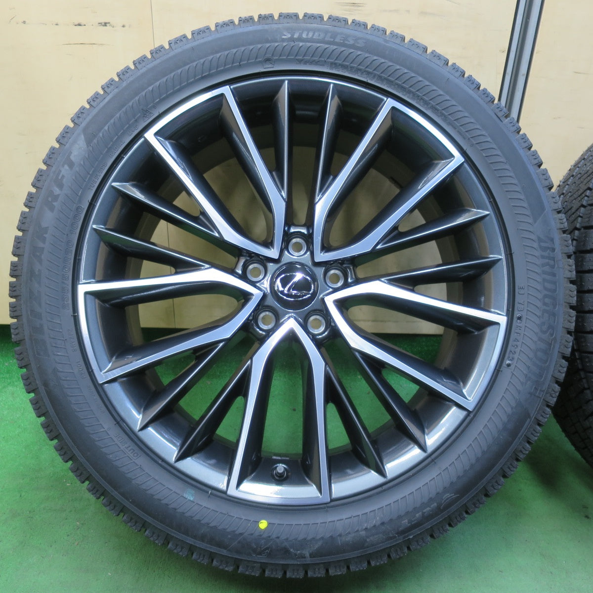 未使用!23年!センサー付★レクサス NX バージョンL 純正 235/50R20 スタッドレス ブリヂストン ブリザック RFT 20インチ PCD114.3/5H★5042107イス